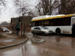 Автобус «Питеравто» попал в ДТП на Тулака в Волгограде