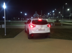 Слабоумие или отвага: водитель Mazda решил покорить девушку, катаясь по скверу у «Гасителя»