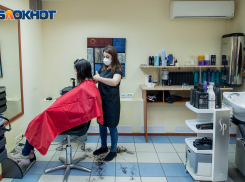 Свободных окошек уже не найти: сколько стоит навести красоту к Новому году в Волгограде