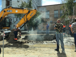 В Волгограде отключили воду после крупного прорыва трубы на Ангарской