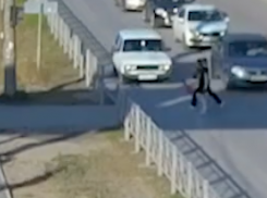 «Шестерка» сбила подростков в Волгограде: шок-видео 