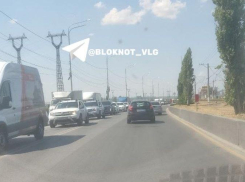 Мост Волжской ГЭС застыл в гигантской пробке