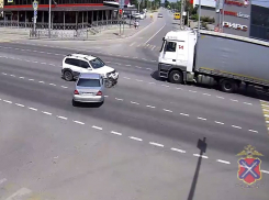 «Нива» на полном ходу снесла «морду» Mercedes с зазевавшимся волгоградцем за рулем