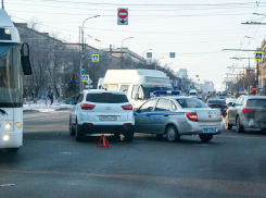 Машина Росгвардии столкнулась с Hyundai в центре Волгограда