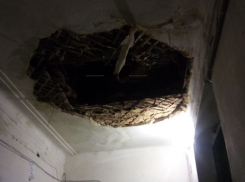 Волгоградцы платят по 7 тысяч рублей за жизнь в аварийном доме с рухнувшей крышей