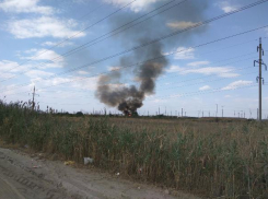 На юге Волгограда тушат пожар у нефтебазы