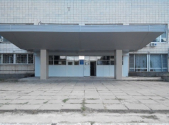 Волна эвакуаций добралась до больниц: из «Каустика» экстренно эвакуируют больных и персонал