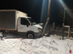 Мужчина погиб на заснеженной дороге в Волгоградской области