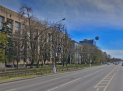 УК заплатит волгоградцу более 200 тысяч за упавший на авто камень