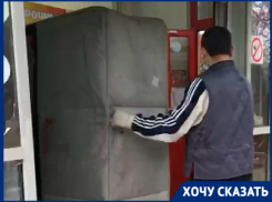Пенсионерка из Волгограда получила травму черепа из-за упавшего при разгрузке товара контейнера «Магнит»