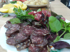 Пирожки по 80 рублей и уха за 220: Волгоградская облдума заказала банкетов на 950 тысяч