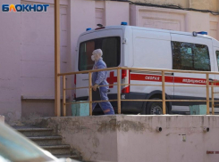 Двоих женщин успели спасти из полыхающей пристройки в Волгограде: мужчина погиб