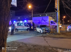 Есть пострадавшие: в Волгограде рядом с ДК «Патриот» столкнулись такси и легковушка