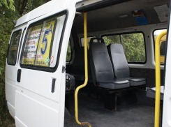 В столкновении двух маршрутных такси в Волгограде пострадала 27-летняя пассажирка