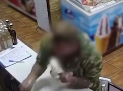 Просто залез под прилавок: дерзкая кража в Волгограде попала на видео