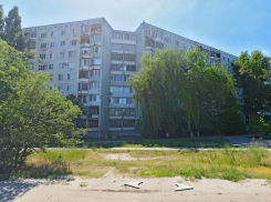 В Волгограде пенсионерка при внучке выпала с восьмого этажа 