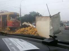 Опубликованы фото с места ДТП с фурой, груженной дынями, и трамваем в Волгограде