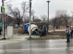 Бешеная бетономешалка с отказавшими тормозами попала на видео в Волгограде