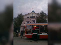 Объятая пламенем церковь попала в объектив видеокамеры на юге Волгограда