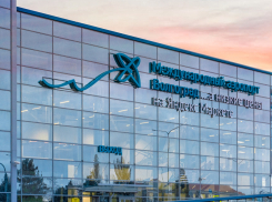 Возмутившую жителей Волгограда рекламу сняли с фасада аэропорта 