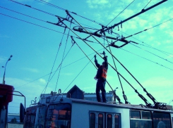 В Волгограде большегруз оборвал контактную сеть троллейбусов 