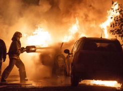Волгоградцев просят помочь в розыске поджигателя автомобилей