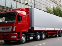 Под Волгоградом житель Калмыкии на грузовике врезался в Skoda Octavia