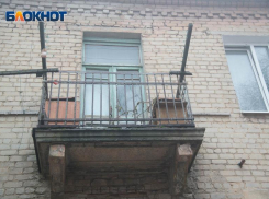 Мужчина выпал с балкона третьего этажа в Волгоградской области и умер