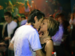    Пикаперы в волгоградском клубе «сняли» девушку без слов