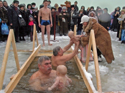 Настоятель Казанского собора в Волгограде рассказал, кому можно искупаться в проруби и смыть грехи на Крещение