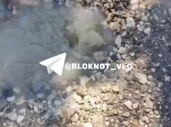 Питьевая вода омывает улицу в Волгограде – видео 