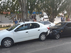 Ребенок 2,5 лет пострадал после столкновения «Лады» с двумя машинами в Волгоградской области