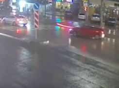 Наезд на пешехода на «зебре» в центре Волгограда попал на видео 