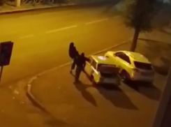 «Бьют и ломают каждую ночь»: вандалы измываются над «копейкой» в Волгограде