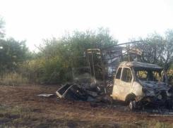 Грузовик и прицеп загорелись на трассе в Волгоградской области
