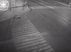 На видео попало, как трое молодых людей разгромили светофор в Волгограде