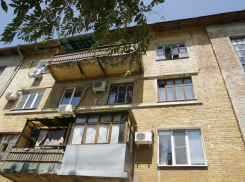 Волгоградка выпала из окна многоэтажки на козырек магазина 