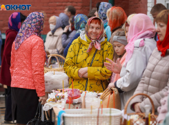 Помолились и окропили святой водой: видео с освящение куличей в Волгограде