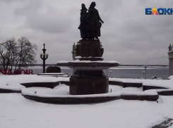 Снегопад в Волгограде: дети играют в снежки и лепят снеговиков в предвкушении Нового года
