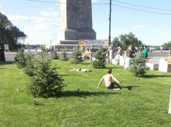 Волгоградцы уничтожают новый газон около открывшегося на юге города фонтана