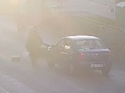 Полет снесенных машиной пешеходов сняли на видео в Волгограде