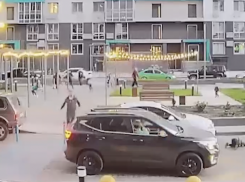 Малыша на самокате снесла машина в Волгограде, отец ударил водителя: видео 