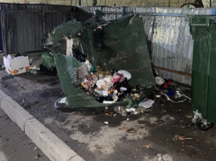 Массово взрывали контейнеры петардами волгоградцы на Новый год