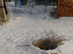 В Волгограде малыши ходят в детский сад мимо открытого колодца с горячей водой ﻿