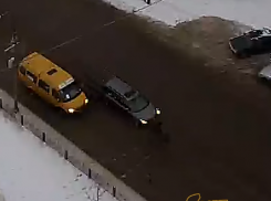 На видео попало ДТП с внедорожником, сбившим двух подростков в Волжском