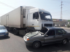 Фура проволокла бросившийся под колеса ВАЗ: столкновение попало на видео 