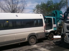 На юге Волгограда иномарка влетела в маршрутку №15: пассажиры в больнице
