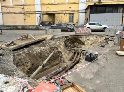 Коммунальную яму разрыли между двух крупных ТЦ Волгограда