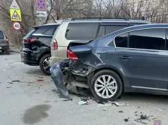 Зумерша на иномарке устроила автопогром в Волгограде 