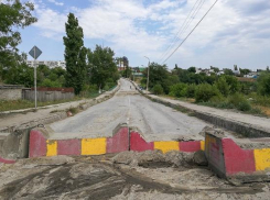 Спустя год после закрытия моста в поселке под Волгоградом власти начали его ремонт